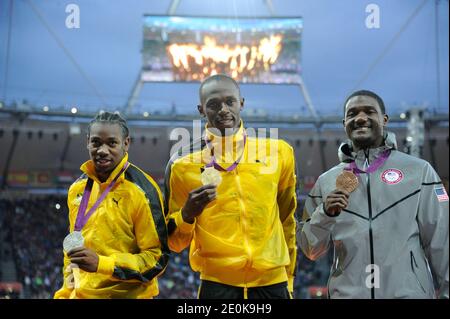 Medaglia d'oro Usain Bolt della Giamaica, centro, medaglia d'argento Yohan Blake della Giamaica, sinistra, e Justin Gatlin degli Stati Uniti mostrano le loro medaglie olimpiche per la volata maschile di 100 m durante la cerimonia di medaglia allo Stadio Olimpico di Londra, Regno Unito, Lunedi, 6 agosto 2012. Foto di Henri Swarc/ABACAPRESS.COM Foto Stock