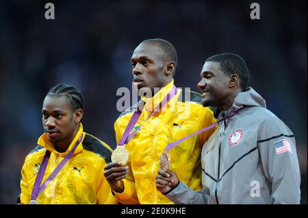 Medaglia d'oro Usain Bolt della Giamaica, centro, medaglia d'argento Yohan Blake della Giamaica, sinistra, e Justin Gatlin degli Stati Uniti mostrano le loro medaglie olimpiche per la volata maschile di 100 m durante la cerimonia di medaglia allo Stadio Olimpico di Londra, Regno Unito, Lunedi, 6 agosto 2012. Foto di Henri Swarc/ABACAPRESS.COM Foto Stock