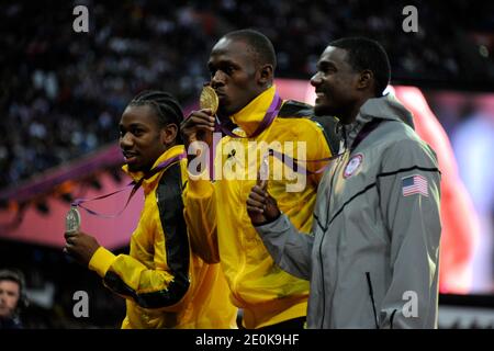 Medaglia d'oro Usain Bolt della Giamaica, centro, medaglia d'argento Yohan Blake della Giamaica, sinistra, e Justin Gatlin degli Stati Uniti mostrano le loro medaglie olimpiche per la volata maschile di 100 m durante la cerimonia di medaglia allo Stadio Olimpico di Londra, Regno Unito, Lunedi, 6 agosto 2012. Foto di Henri Swarc/ABACAPRESS.COM Foto Stock