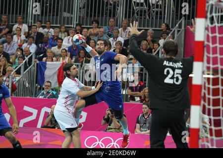 Nikola Karabatic di Francia cerca di segnare contro il portiere Venio Losert di Croazia durante la semifinale maschile di Pallamano tra Francia e Croazia nella Basketball Arena ai Giochi Olimpici di Londra del 2012, Regno Unito, il 10 agosto 2012. Foto di Giuliano Bevilacqua/ABACAPRESS.COM Foto Stock