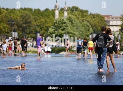 Atmosfera nel centro di Bordeaux, Francia sud-occidentale il 17 agosto 2012. Il servizio meteorologico francese Meteo France, ha messo diverse regioni meridionali sul livello di allarme delle onde di calore 2 per i prossimi due giorni. In alcune parti del paese si prevede che gli alti diurni raggiungano i 40 gradi Celsius. Foto di Patrick Bernard/ABACAPRESS.COM Foto Stock