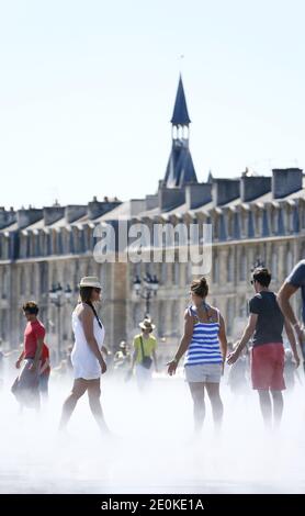 Atmosfera nel centro di Bordeaux, Francia sud-occidentale il 17 agosto 2012. Il servizio meteorologico francese Meteo France, ha messo diverse regioni meridionali sul livello di allarme delle onde di calore 2 per i prossimi due giorni. In alcune parti del paese si prevede che gli alti diurni raggiungano i 40 gradi Celsius. Foto di Patrick Bernard/ABACAPRESS.COM Foto Stock