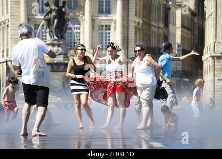 Atmosfera nel centro di Bordeaux, Francia sud-occidentale il 17 agosto 2012. Il servizio meteorologico francese Meteo France, ha messo diverse regioni meridionali sul livello di allarme delle onde di calore 2 per i prossimi due giorni. In alcune parti del paese si prevede che gli alti diurni raggiungano i 40 gradi Celsius. Foto di Patrick Bernard/ABACAPRESS.COM Foto Stock