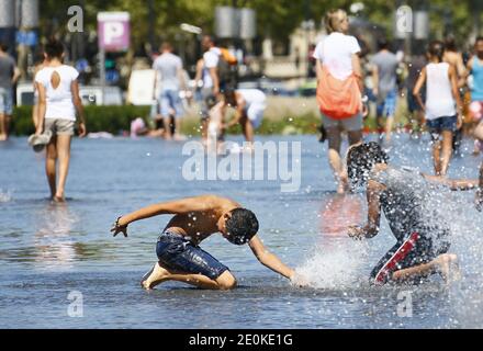 Atmosfera nel centro di Bordeaux, Francia sud-occidentale il 17 agosto 2012. Il servizio meteorologico francese Meteo France, ha messo diverse regioni meridionali sul livello di allarme delle onde di calore 2 per i prossimi due giorni. In alcune parti del paese si prevede che gli alti diurni raggiungano i 40 gradi Celsius. Foto di Patrick Bernard/ABACAPRESS.COM Foto Stock