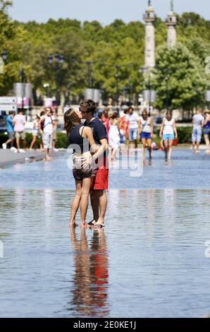 Atmosfera nel centro di Bordeaux, Francia sud-occidentale il 17 agosto 2012. Il servizio meteorologico francese Meteo France, ha messo diverse regioni meridionali sul livello di allarme delle onde di calore 2 per i prossimi due giorni. In alcune parti del paese si prevede che gli alti diurni raggiungano i 40 gradi Celsius. Foto di Patrick Bernard/ABACAPRESS.COM Foto Stock