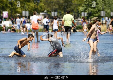 Atmosfera nel centro di Bordeaux, Francia sud-occidentale il 17 agosto 2012. Il servizio meteorologico francese Meteo France, ha messo diverse regioni meridionali sul livello di allarme delle onde di calore 2 per i prossimi due giorni. In alcune parti del paese si prevede che gli alti diurni raggiungano i 40 gradi Celsius. Foto di Patrick Bernard/ABACAPRESS.COM Foto Stock