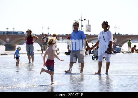 Atmosfera nel centro di Bordeaux, Francia sud-occidentale il 17 agosto 2012. Il servizio meteorologico francese Meteo France, ha messo diverse regioni meridionali sul livello di allarme delle onde di calore 2 per i prossimi due giorni. In alcune parti del paese si prevede che gli alti diurni raggiungano i 40 gradi Celsius. Foto di Patrick Bernard/ABACAPRESS.COM Foto Stock