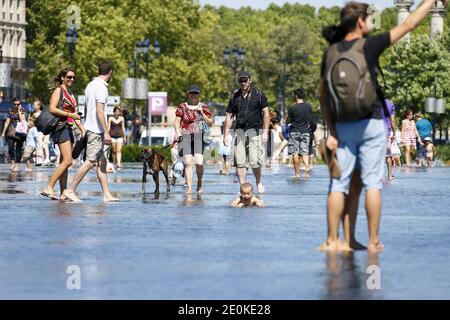 Atmosfera nel centro di Bordeaux, Francia sud-occidentale il 17 agosto 2012. Il servizio meteorologico francese Meteo France, ha messo diverse regioni meridionali sul livello di allarme delle onde di calore 2 per i prossimi due giorni. In alcune parti del paese si prevede che gli alti diurni raggiungano i 40 gradi Celsius. Foto di Patrick Bernard/ABACAPRESS.COM Foto Stock