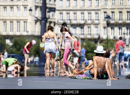 Atmosfera nel centro di Bordeaux, Francia sud-occidentale il 17 agosto 2012. Il servizio meteorologico francese Meteo France, ha messo diverse regioni meridionali sul livello di allarme delle onde di calore 2 per i prossimi due giorni. In alcune parti del paese si prevede che gli alti diurni raggiungano i 40 gradi Celsius. Foto di Patrick Bernard/ABACAPRESS.COM Foto Stock