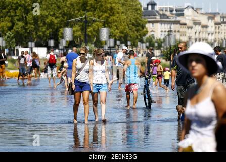 Atmosfera nel centro di Bordeaux, Francia sud-occidentale il 17 agosto 2012. Il servizio meteorologico francese Meteo France, ha messo diverse regioni meridionali sul livello di allarme delle onde di calore 2 per i prossimi due giorni. In alcune parti del paese si prevede che gli alti diurni raggiungano i 40 gradi Celsius. Foto di Patrick Bernard/ABACAPRESS.COM Foto Stock