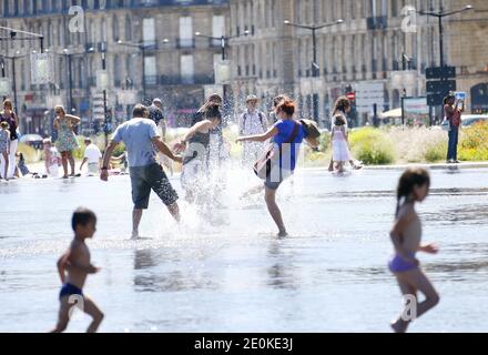 Atmosfera nel centro di Bordeaux, Francia sud-occidentale il 17 agosto 2012. Il servizio meteorologico francese Meteo France, ha messo diverse regioni meridionali sul livello di allarme delle onde di calore 2 per i prossimi due giorni. In alcune parti del paese si prevede che gli alti diurni raggiungano i 40 gradi Celsius. Foto di Patrick Bernard/ABACAPRESS.COM Foto Stock