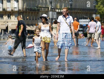 Atmosfera nel centro di Bordeaux, Francia sud-occidentale il 17 agosto 2012. Il servizio meteorologico francese Meteo France, ha messo diverse regioni meridionali sul livello di allarme delle onde di calore 2 per i prossimi due giorni. In alcune parti del paese si prevede che gli alti diurni raggiungano i 40 gradi Celsius. Foto di Patrick Bernard/ABACAPRESS.COM Foto Stock