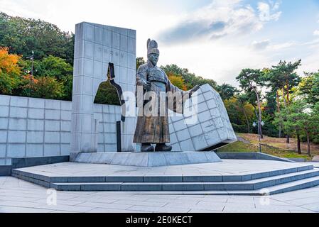 SUWON, COREA, 24 OTTOBRE 2019: Statua del re Jeongjo a Suwon, Repubblica di Corea Foto Stock