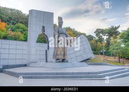 SUWON, COREA, 24 OTTOBRE 2019: Statua del re Jeongjo a Suwon, Repubblica di Corea Foto Stock