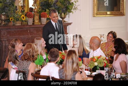 Il presidente DEGLI STATI UNITI Barack Obama si unisce alla First Lady Michelle Obama per la prima cena dello Stato dei Bambini, alla Casa Bianca, a Washington, DC, USA il 20 agosto 2012. 54 bambini, di età compresa tra 8 e 12 anni, che rappresentano tutti gli stati Uniti, tre territori e il Distretto della Columbia, partecipano a un pranzo con una selezione di ricette salutari dal Healthy Lunchtime Challenge e una performance di Nickelodeon Music Sensation Big Time Rush. Foto di Olivier Douliery/ABACAPRESS.COM Foto Stock