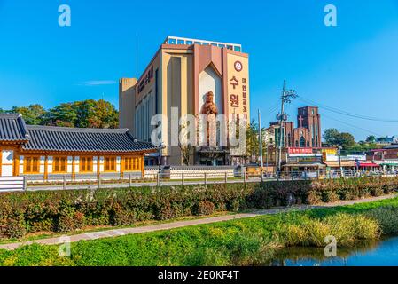 SUWON, COREA, 24 OTTOBRE 2019: Chiesa a Suwon, Repubblica di Corea Foto Stock