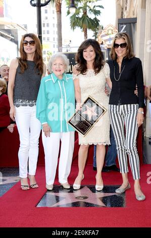 Valerie Bertinelli in posa con la sua 'Hot in Cleveland' Jane Leeves, Betty White e Wendie Malick è onorato con una Star sulla Hollywood Walk of Fame a Los Angeles, CA, USA il 22 agosto 2012. Foto di Lionel Hahn/ABACAPRESS.COM Foto Stock