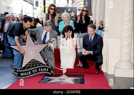 Valerie Bertinelli in posa con la sua 'Hot in Cleveland' Jane Leeves, Betty White e Wendie Malick è onorato con una Star sulla Hollywood Walk of Fame a Los Angeles, CA, USA il 22 agosto 2012. Foto di Lionel Hahn/ABACAPRESS.COM Foto Stock