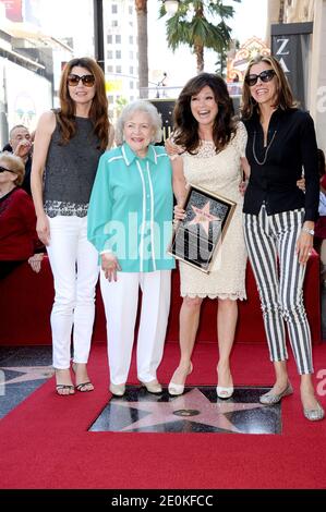 Valerie Bertinelli in posa con la sua 'Hot in Cleveland' Jane Leeves, Betty White e Wendie Malick è onorato con una Star sulla Hollywood Walk of Fame a Los Angeles, CA, USA il 22 agosto 2012. Foto di Lionel Hahn/ABACAPRESS.COM Foto Stock