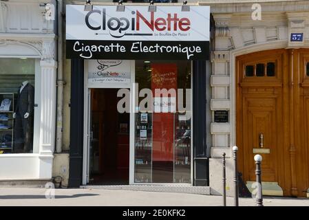 Vista di un negozio ClopiNette a Parigi, Francia il 23 agosto 2012. I negozi di ClopiNette vendono sigarette elettroniche, conosciute anche come e-sigarette per aiutare i consumatori a smettere di fumare. Il dispositivo elettrico simula l'atto del fumo di tabacco producendo un vapore inalato che porta la sensazione fisica, l'aspetto, e spesso il sapore del fumo di tabacco inalato, senza il suo odore o i suoi rischi per la salute. Il dispositivo utilizza calore o ultrasuoni per vaporizzare una soluzione liquida a base di glicole propilenico o glicerina in una nebbia di aerosol, simile al modo in cui un nebulizzatore o un umidificatore vaporizza le soluzioni per inalazione. P. Foto Stock