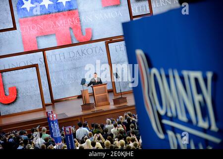 Il presidente della RNC Reince Priebus ha aperto la giavella per dare il via alla Convention Nazionale Repubblicana al Tampa Bay Times Forum il 27 agosto 2012 a Tampa, Florida, USA. La RNC si riunirà oggi, ma terrà la sua prima sessione completa domani dopo essere stata ritardata a causa della tempesta tropicale Isaac. Foto di Douliery-Hahn/AbacaUsa.com Foto Stock