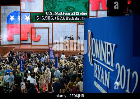 Il presidente della RNC Reince Priebus ha aperto la giavella per dare il via alla Convention Nazionale Repubblicana al Tampa Bay Times Forum il 27 agosto 2012 a Tampa, Florida, USA. La RNC si riunirà oggi, ma terrà la sua prima sessione completa domani dopo essere stata ritardata a causa della tempesta tropicale Isaac. Foto di Douliery-Hahn/AbacaUsa.com Foto Stock