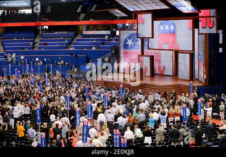 Il presidente della RNC Reince Priebus ha aperto la giavella per dare il via alla Convention Nazionale Repubblicana al Tampa Bay Times Forum il 27 agosto 2012 a Tampa, Florida, USA. La RNC si riunirà oggi, ma terrà la sua prima sessione completa domani dopo essere stata ritardata a causa della tempesta tropicale Isaac.Photo di Olivier Douliery/ABACAPRESS.COM Foto Stock