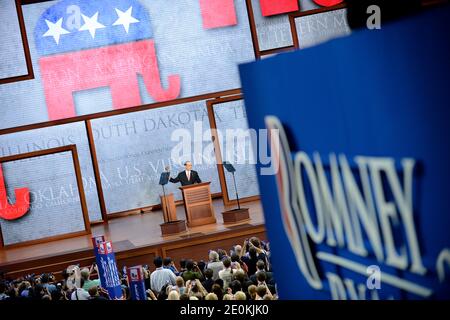 Il presidente della RNC Reince Priebus ha aperto la giavella per dare il via alla Convention Nazionale Repubblicana al Tampa Bay Times Forum il 27 agosto 2012 a Tampa, Florida, USA. La RNC si riunirà oggi, ma terrà la sua prima sessione completa domani dopo essere stata ritardata a causa della tempesta tropicale Isaac. Foto di Douliery-Hahn/AbacaUsa.com Foto Stock