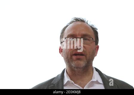 Il fondatore di Wikipedia Jimmy Wales parla durante l'università estiva Medef, a Jouy-en-Josas, fuori Parigi, il 29 agosto 2012. Foto di Stephane Lemouton/ABACAPRESS.COM. Foto Stock