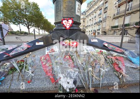 La gente si trova di fronte alla statua della "fiamma della libertà" al sottopassaggio Pont de l'Alma a Parigi, in Francia, il 31 agosto 2012, dove morì la signora Diana, il giorno del 15° anniversario della sua morte. Diana morì in un incidente d'auto in un tunnel parigino il 31 agosto 1997 insieme al suo compagno Dodi Fayed, scatenando una straordinaria catena di eventi. Foto di Giancarlo Gorassini/ABACAPRESS.COM Foto Stock