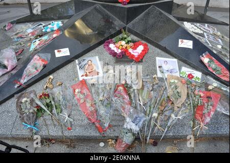 La gente si trova di fronte alla statua della "fiamma della libertà" al sottopassaggio Pont de l'Alma a Parigi, in Francia, il 31 agosto 2012, dove morì la signora Diana, il giorno del 15° anniversario della sua morte. Diana morì in un incidente d'auto in un tunnel parigino il 31 agosto 1997 insieme al suo compagno Dodi Fayed, scatenando una straordinaria catena di eventi. Foto di Giancarlo Gorassini/ABACAPRESS.COM Foto Stock