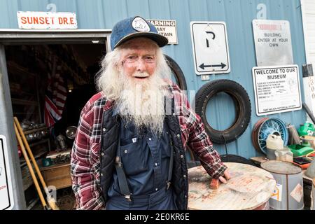 Marl Brown, curatore e creatore del Fort Nelson Heritage Museum a Milepost 300 a Fort Nelson, British Columbia, Canada. Foto Stock