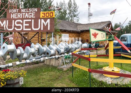 Manufatti provenienti dalla costruzione dell'Alaska Highway Project in mostra al Fort Nelson Heritage Museum a Milepost 300 a Fort Nelson, British Columbia, Canada. Foto Stock