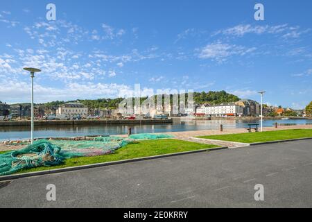 Una rete di pescatori si trova su un piccolo tratto di parco attraverso il porto dal villaggio di pescatori di Honfleur Francia nella regione della Normandia. Foto Stock