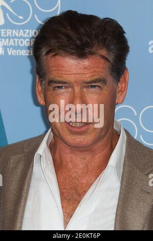 Pierce Brosnan partecipa alla Photocall 'Love is All You Need' (Den Skaldee Frisor) durante il 69° Festival del Cinema di Venezia che si tiene presso il Palazzo del Casino di Venezia il 2 settembre 2012. Foto di Nicolas Genin/ABACAPRESS.COM Foto Stock