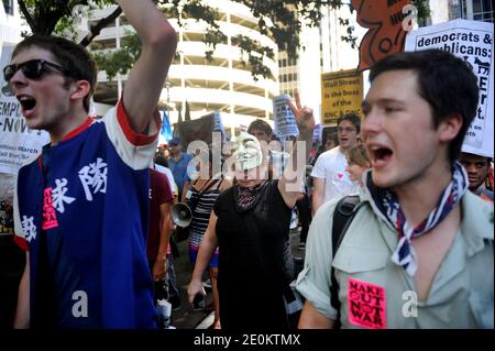 I manifestanti si tengono una marcia prima dell'inizio della Convenzione Nazionale Democratica a Charlotte, Carolina del Nord, USA, il 2 settembre 2012. La Convenzione Nazionale Democratica si terrà dal 4 al 6 settembre. Foto di Olivier Douliery/ABACAPRESS.COM Foto Stock