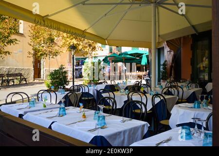 Sidewalk cafe ristorante a Monterosso al mare sulla costa ligure delle Cinque Terre in Italia su un pomeriggio estivo con set di tabelle Foto Stock