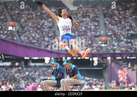 Arnaud Assoumani in Francia durante la categoria maschile Long Jump F46 ai Giochi Paralimpici di Londra, giorno 5, allo Stadio Olimpico di Londra, Regno Unito, il 2 settembre 2012. Foto di Pasco/ABACAPRESS.COM Foto Stock