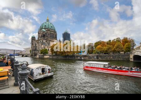 I turisti potranno godersi un pomeriggio d'autunno in un caffè sul lungomare e navigare lungo il fiume Sprea con vista sulla Cattedrale di Berlino. Foto Stock