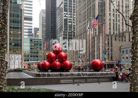 Giant Ornamenti natale, riflettendo la piscina, 1251 Avenue of the Americas, New York City, Stati Uniti d'America Foto Stock