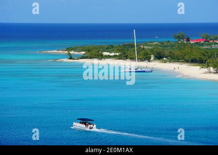 La vista del bellissimo oceano blu, le barche e le spiagge di sabbia bianca lungo la baia vicino a Grand Turk, Turks e Caicos Foto Stock