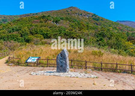 GWANGJU, COREA, 21 OTTOBRE 2019: Segno che segna la cima di un picco nel parco nazionale Mudeungsan vicino a Gwangju, Repubblica di Corea Foto Stock