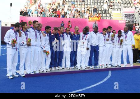 La squadra di calcio francese riceve le loro medaglie d'argento dopo la finale della medaglia d'oro di calcio a 5, Francia contro Brasile, durante i Giochi Paralimpici di Londra 2012 all'Olympic Park di Londra, Regno Unito, l'8 settembre 2012. Il Brasile ha vinto 2-0. Il calcio Paralimpico 5-a-side è conteso da squadre composte da quattro giocatori outfield ipovedenti che indossano bendolle con un portiere che può essere completamente avvistato. Il calcio con cui giocano contiene cuscinetti a sfera per produrre un rumore quando si muove. Foto di Pasco/ABACAPRESS.COM Foto Stock