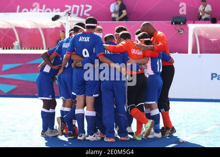 La France's Team si è sfidata (R) dopo la finale della medaglia d'oro di calcio a 5, la Francia contro il Brasile durante i Giochi Paralimpici di Londra 2012 all'Olympic Park di Londra, Regno Unito, l'8 settembre 2012. Il Brasile ha vinto 2-0. Il calcio Paralimpico 5-a-side è conteso da squadre composte da quattro giocatori outfield ipovedenti che indossano bendolle con un portiere che può essere completamente avvistato. Il calcio con cui giocano contiene cuscinetti a sfera per produrre un rumore quando si muove. Foto di Pasco/ABACAPRESS.COM Foto Stock