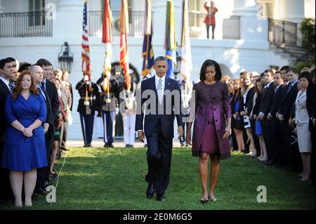 Il presidente DEGLI STATI UNITI Barack Obama e la First Lady Michelle Obama osservano un momento di silenzio in occasione dell'undicesimo anniversario degli attacchi del 9/11 al prato sud della Casa Bianca a Washington, DC, USA il 11 settembre 2012. Foto di Olivier Douliery/ABACAPRESS.COM Foto Stock