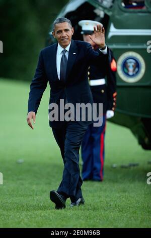 Il presidente DEGLI STATI UNITI Barack Obama ondeggia ai membri dei media dopo essere arrivato alla Casa Bianca a Washington, DC, USA il 13 settembre 2012. Obama è tornato a Washington dopo una campagna di due giorni in Nevada e Colorado. Foto di chip Somodevilla/Pool/ABACAPRESS.COM Foto Stock