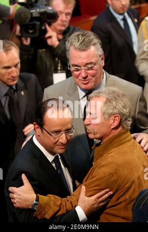 Il presidente francese Francois Hollande saluta Jose Bove accanto a Jean-Paul Delevoye dopo il suo discorso durante una conferenza ambientale presso la sede del Consiglio economico, sociale e ambientale di Francia (CESE) a Parigi il 14 settembre 2012. Foto di Stephane Lemouton/ABACAPRESS.COM. Foto Stock