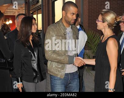 Tony Parker e la sua fidanzata partecipano alla festa per il 1° anniversario del ristorante 'Arret De Jeu' a Parigi, in Francia, il 15 settembre 2012. Foto di Giancarlo Goraassini/ABACAPRESS.COM Foto Stock