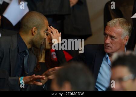 Tony Parker, la sua fidanzata Axelle e Didier Deschamps durante la partita di calcio della UEFA Champions League Group A, Paris Saint-Germain Vs Dynamo Kiev allo stadio Parc des Princes di Parigi, Francia, il 18 settembre 2012. PSG ha vinto 4-1. Foto di Henri Szwarc/ABACAPRESS.COM Foto Stock