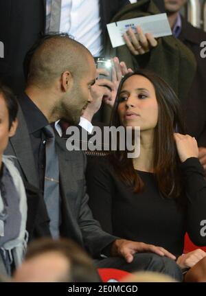 Tony Parker e la sua ragazza, Axelle, durante la partita di calcio del gruppo UEFA Champions League A, Paris Saint-Germain Vs Dynamo Kiev allo stadio Parc des Princes di Parigi, Francia, il 18 settembre 2012. PSG ha vinto 4-1. Foto di ABACAPRESS.COM Foto Stock